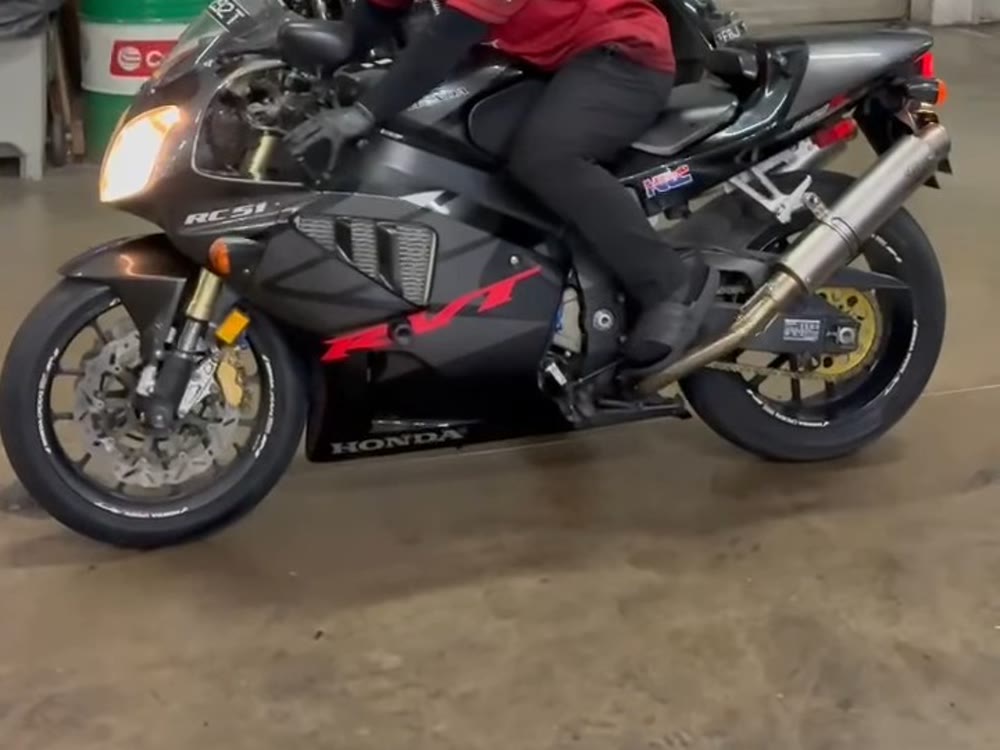 Honda RC51 (RVT1000 SP2) in HRC livery at R'S BIKES, Kaki Bukit